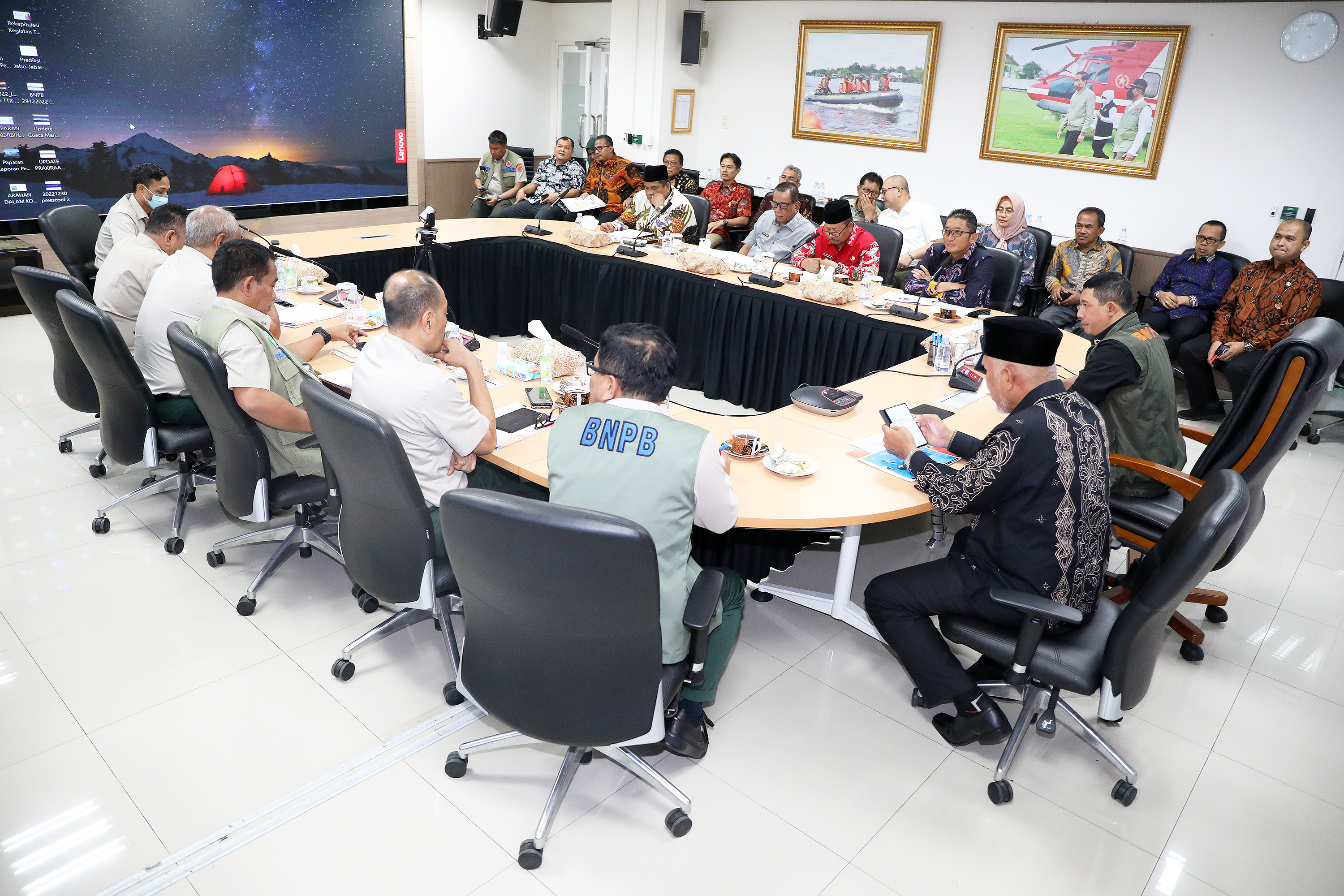 Suasana pertemuan antara Kepala BNPB beserta jajaran dengan Pemerintah Provinsi Sumatera Barat di Gedung Graha BNPB, Jakarta, Kamis (27/7).